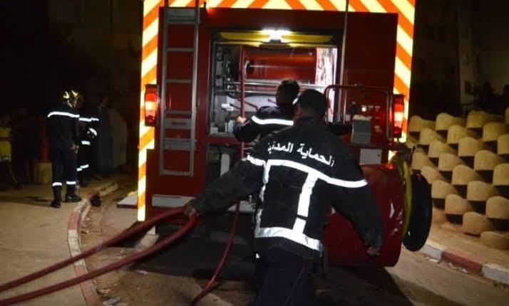 إخماد حريق شب داخل حظيرة للسيارات بالعاصمة