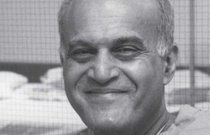 الجامعة الأمريكية تحتفل بعيد ميلاد مجدي يعقوب الـ90 بنسخة من سيرته الذاتية