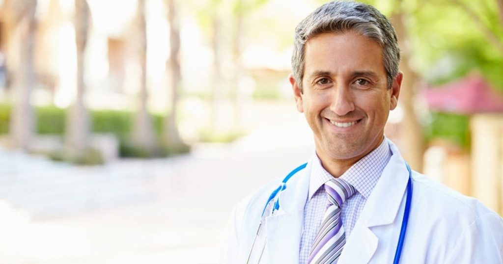 الفرق بين العلاج التحفظي والجراحي مع أفضل جراح عظام أبوظبي