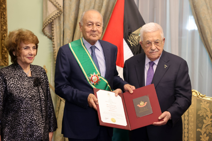 الرئيس يقلد أحمد أبو الغيط أمين عام جامعة الدول العربية الوشاح الأكبر من وسام دولة فلسطين