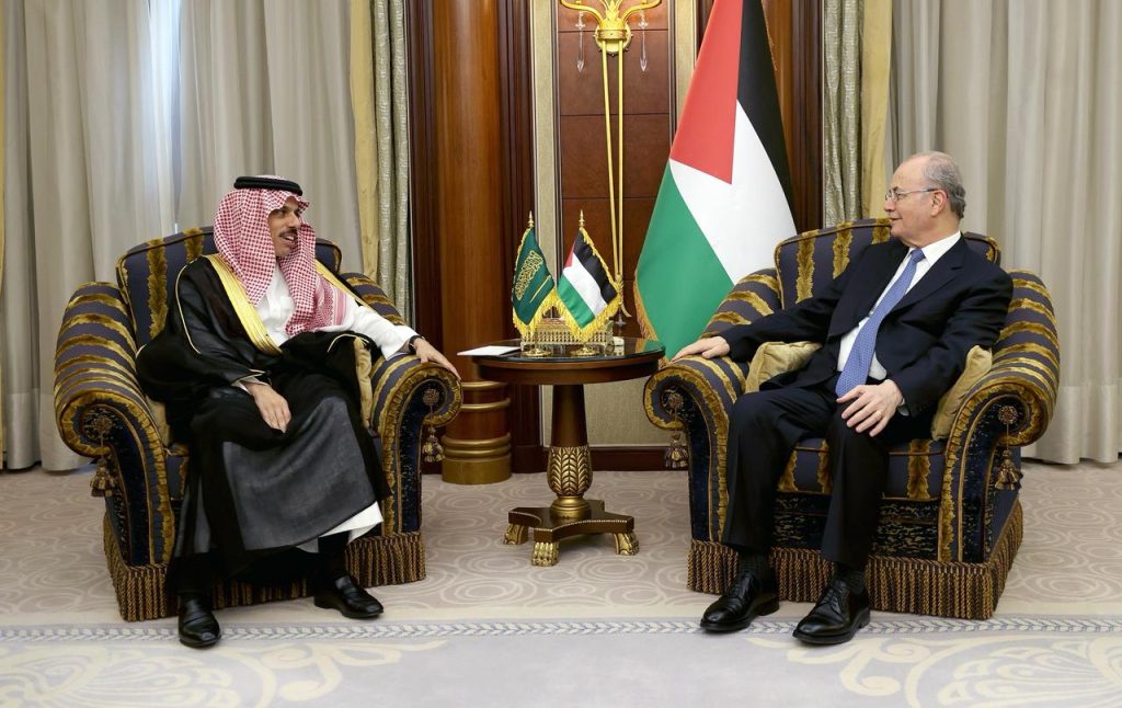 مصطفى يبحث مع وزير الخارجية السعودي آخر المستجدات وتنسيق المواقف المشتركة