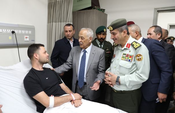 بتوجيهات ملكية .. العيسوي يطمئن على مصابي المداهمة…