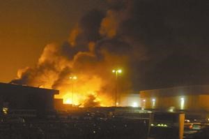 حريق هائل بالمخازن العمومية في الصليبية والخسائر تقدر بالملايين