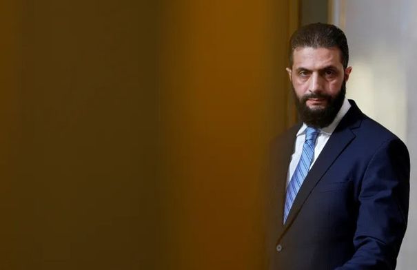 بعد توبيخهم من الشرع.. كشف تفاصيل تسليم مسؤولين سوريين…