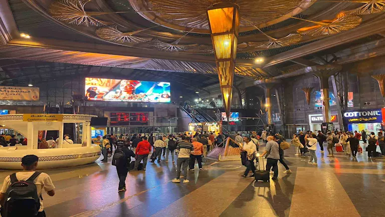 صور.. محطة مصر برمسيس تعرض افتتاح المتحف المصري الكبير