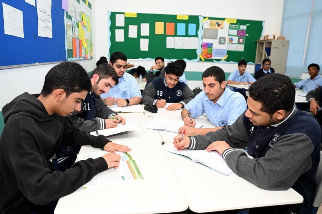 مدارس تشدد على الطلبة بإنجاز المهام الدراسية وتسليمها لتجنب فقدان درجاتها