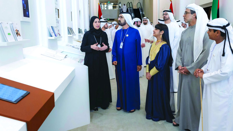 محمد بن راشد يطّلع على الجدارية الإحصائية للإمارات
