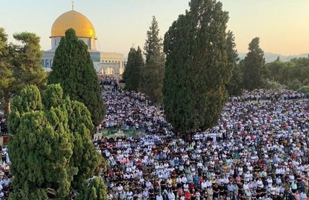 عشرات الآلاف يؤدون صلاة الجمعة بالمسجد الأقصى…