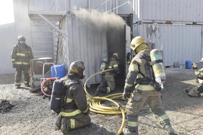 «الإطفاء» اختتمت دورة ميدانية عن حرائق المباني لضباط الصف