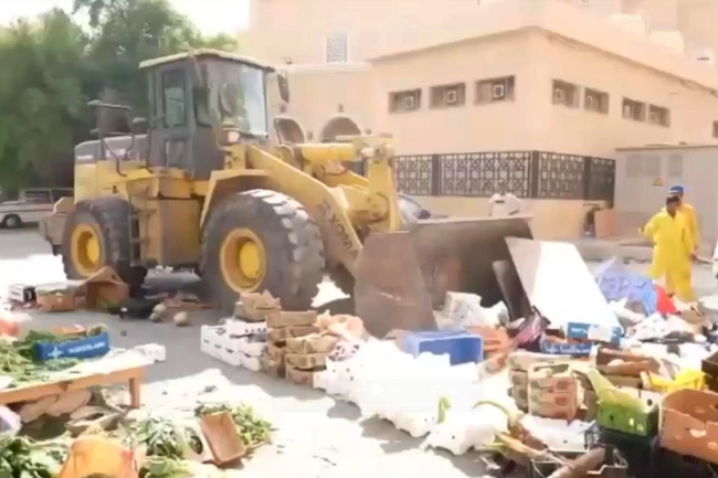 ضبط 20 مخالفاً وبائعاً متجولاً ومطلوباً أمنياً بالأحمدي