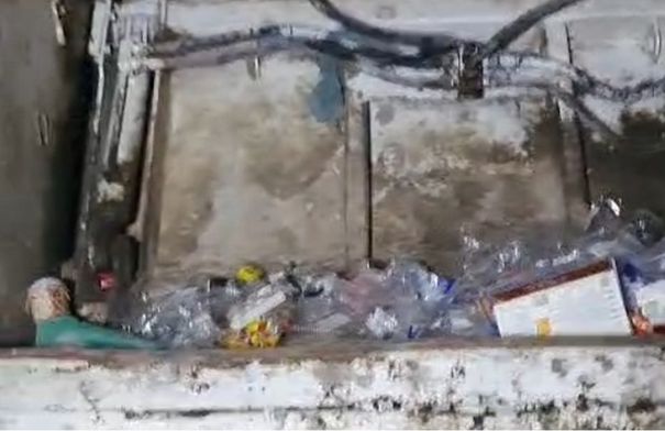 فيديو .. سيارات جمع القمامة تبيت ممتلئة بين منازل أهالي…