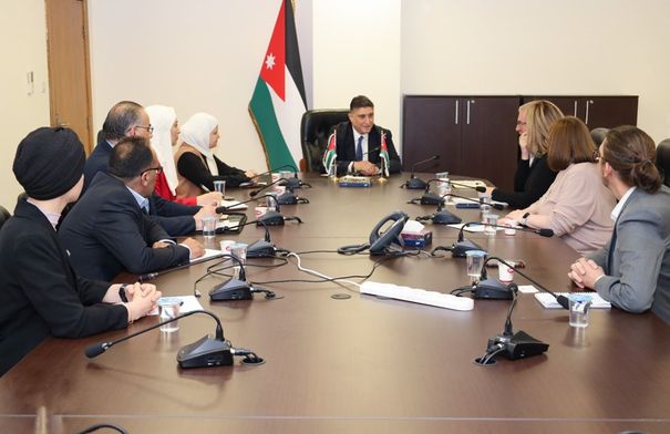 أمين عام النقل يلتقي خبراء الأرصاد البريطانية والمعهد…