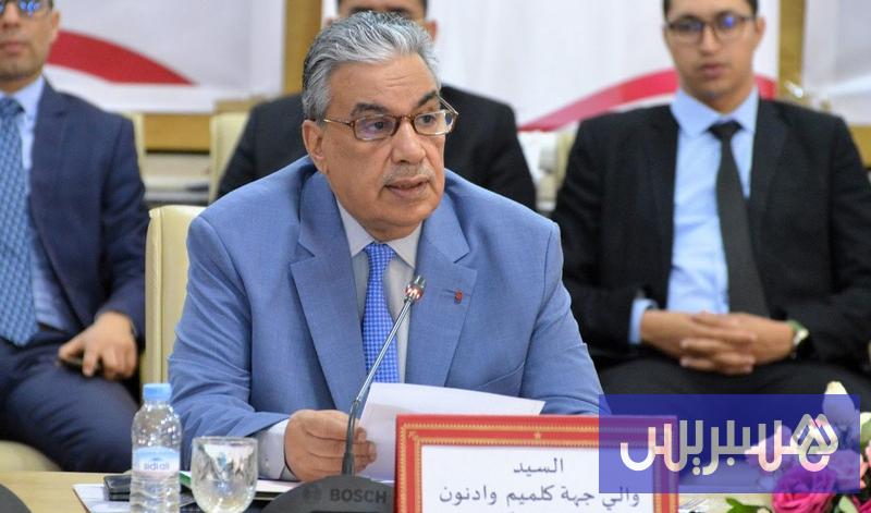 والي كلميم يتجنب مصافحة مسؤول جماعي .. عفوية أم “رسالة للبيجيدي”؟