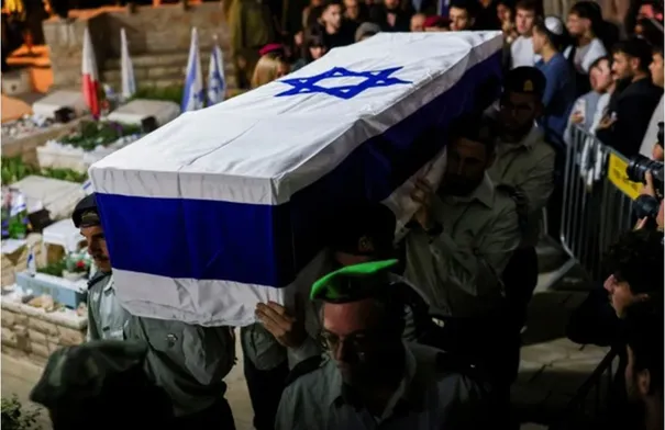 إسرائيل تتسلم رفات أحد الرهائن الأربعة المتبقين في غزة…