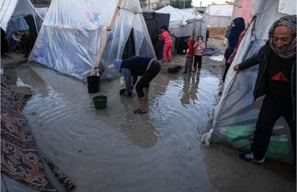 نداءات استغاثة من مخيمات النزوح بغزة بعد غرق خيامهم…