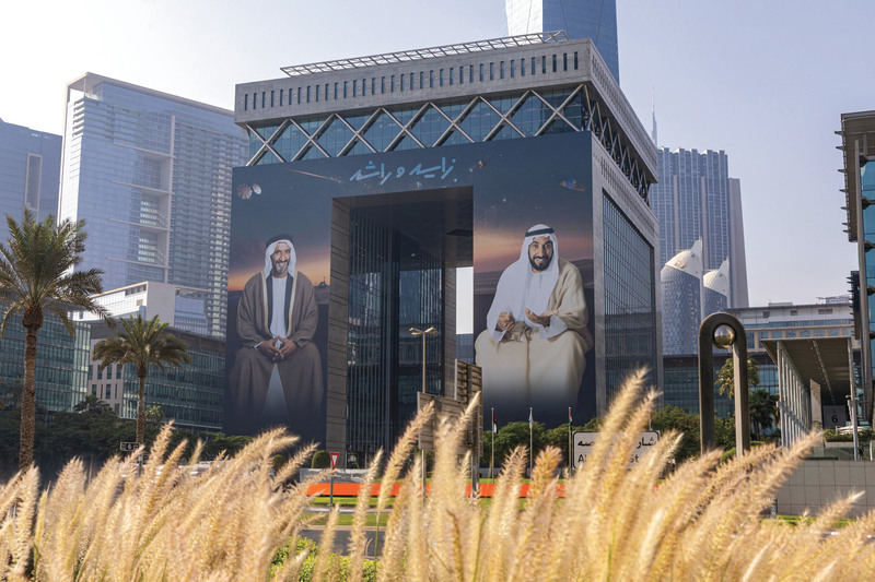 «براند دبي» و«المركز المالي العالمي» يقدمان عملاً إبداعياً ضخماً يحتفي بإرث زايد وراشد