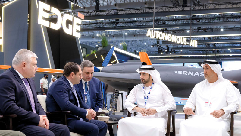 حمدان بن محمد يبحث مع وزير الدفاع الأرميني تعزيز السلام الإقليمي والعالمي