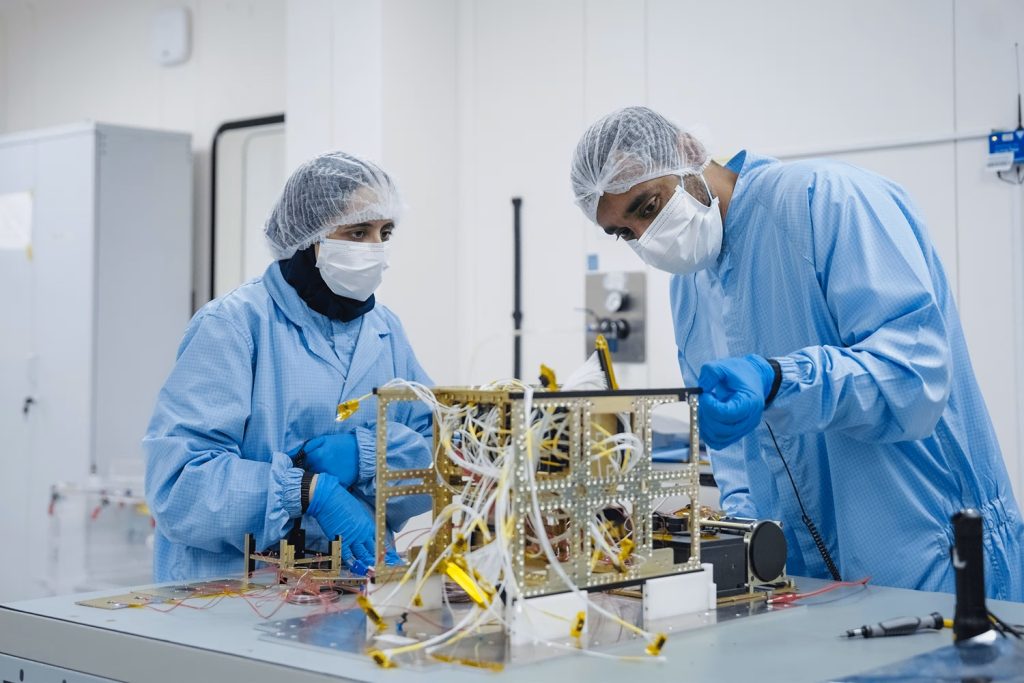 مركز محمد بن راشد للفضاء يُعلن جاهزية القمر الاصطناعي فاي1 للإطلاق