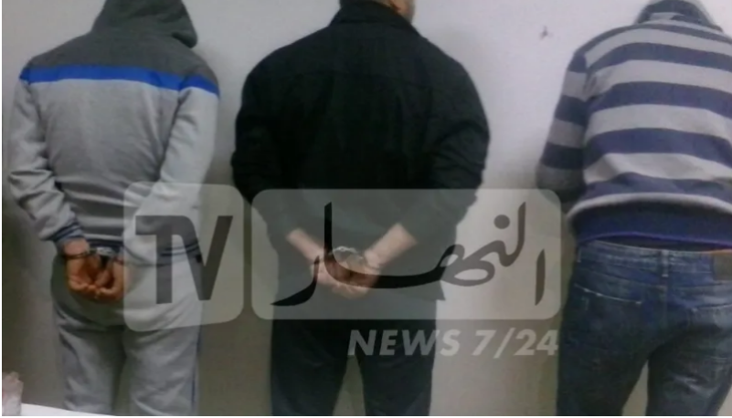 الإطاحة بـ 3 أشقاء وآخر حولوا محلا لبيع الخضر لوكر للمتاجرة بالمخدرات في العاشور