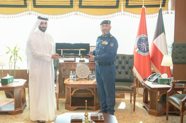 رئيس «الإطفاء» والملحق العسكري القطري بحثا التعاون