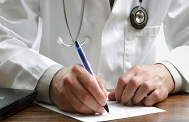 عاجل طبيب سبعيني يبيع وصفات طبية “فارغة” لمروج مخدرات…