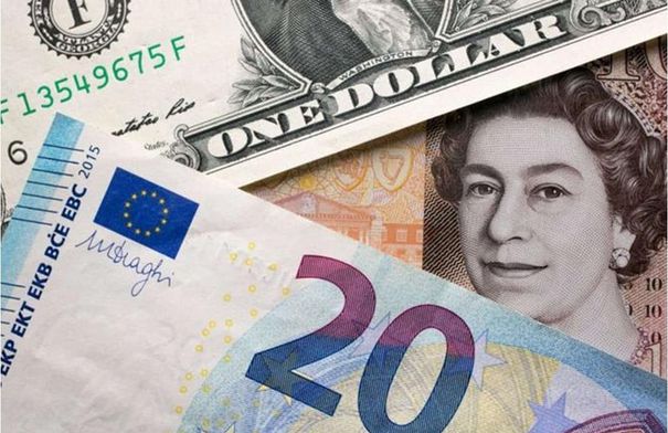 تراجع الإسترليني بشكل طفيف مقابل الدولار واليورو…