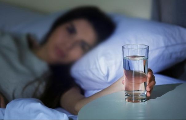 شرب الماء قبل النوم بين “الفوائد والمخاطر”…