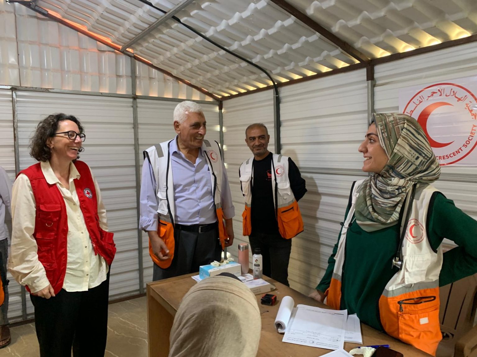 مسؤولة العمليات في جنيف ومدير بعثة الصليب الأحمر يزوران مرافق الهلال الأحمر بغزة
