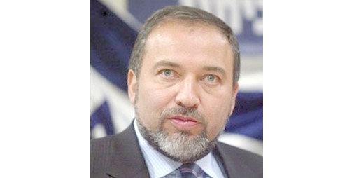 ليبرمان يجري مقابلة إذاعية بشأن حماس من التواليت