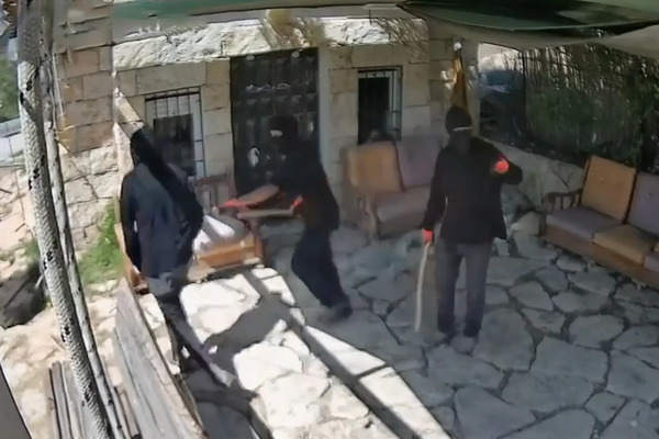 كاتبان إسرائيليان: رغم تصويره هجوم المستوطنين الوحشي على عفاف لم يسفر عن اعتقال أحد