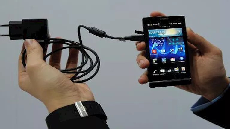 ما مخاطر ترك الشواحن موصولة بالكهرباء أثناء النوم أو عند مغادرة المنز