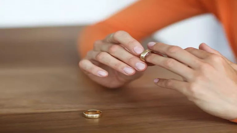 سحر تقاضي زوجها: “باع كليته وهرب”