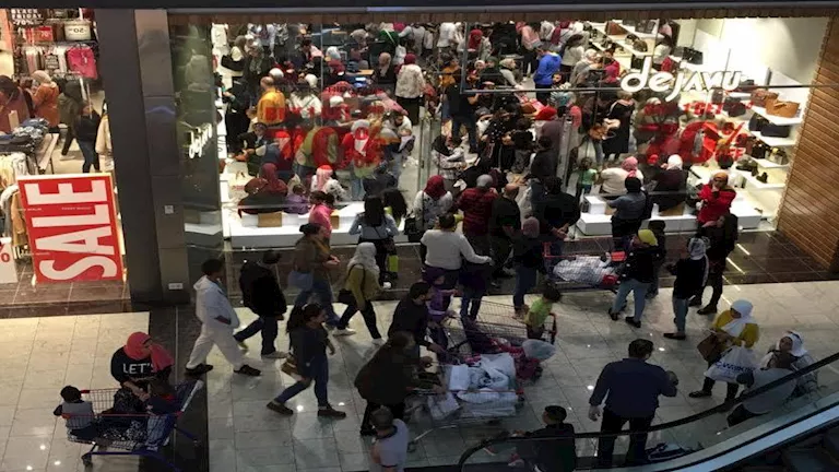 25 صورة لـ البلاك فرايدي.. كيف يحتفل العالم بموسم التخفيضات؟