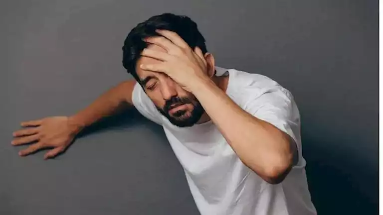 ليست مجرد دوخة.. إليك أسباب فقدان التوازن عند النهوض فجأة