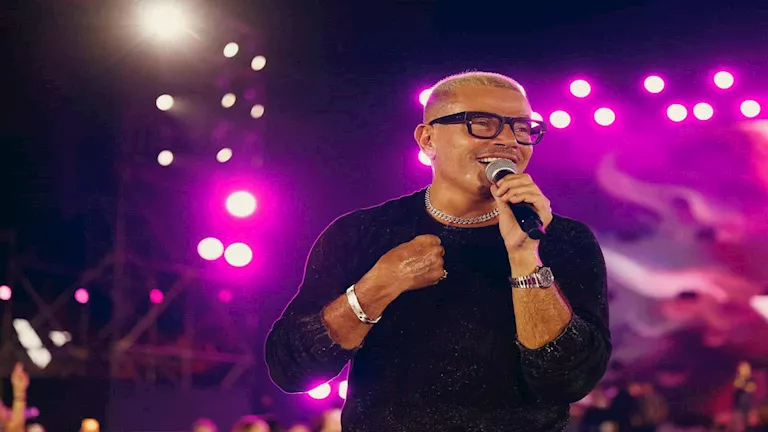 عادل حقي يكشف كواليس أغنية “بابا” وما حدث بينه وبين عمرو دياب