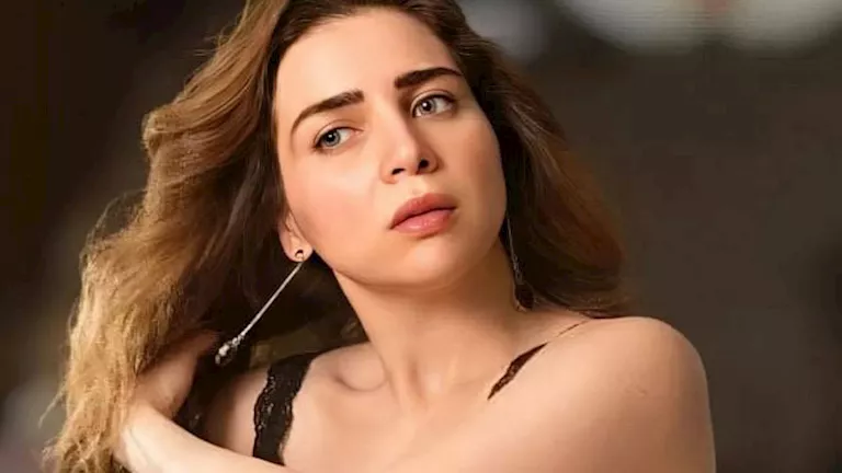 في عقد قرانها.. مي عز الدين بـ “لوك” يجمع بين الرقي والأناقة