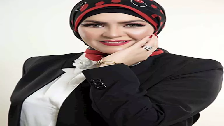 منال عبداللطيف تثير الجدل بخلع الحجاب بعد 12 عامًا (صور)