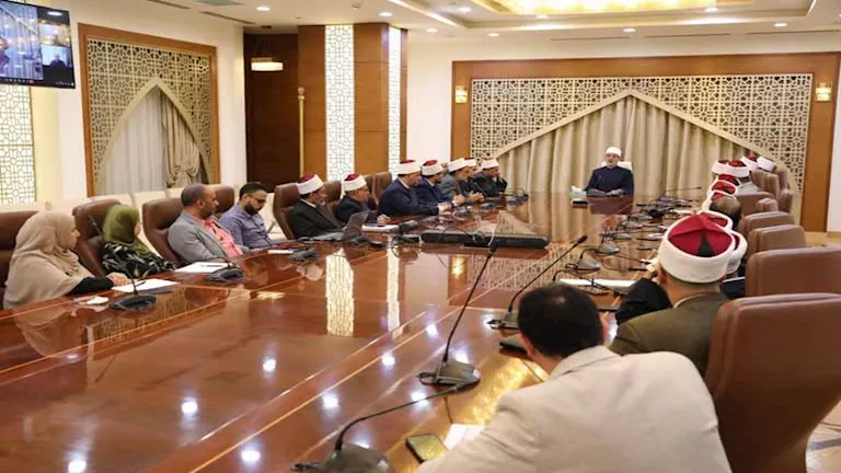 المفتي يتابع سير العمل مع الباحثين وأمناء الفتوى ويستعرض المشروعات الع