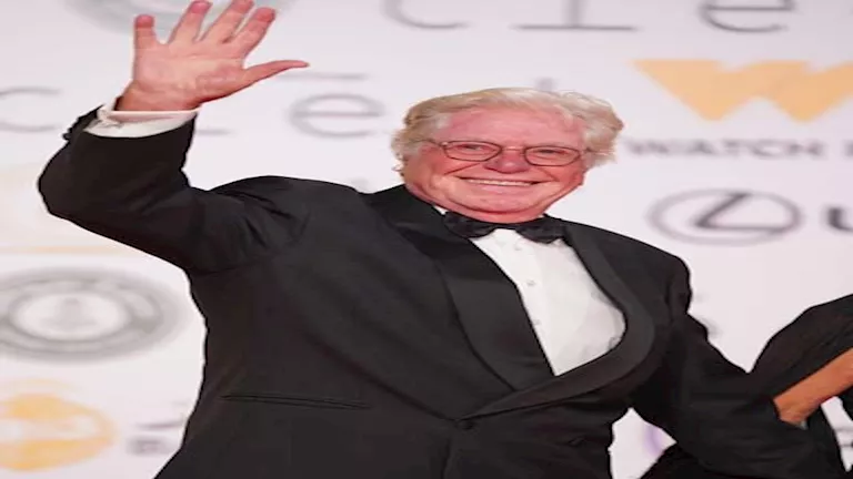 إطلالتان مميزتان.. حسين فهمي وزوجته يخطفان الأنظار في مهرجان القاهرة