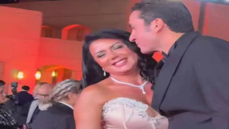 بالصور- قبلة رومانسية بين رانيا يوسف وزوجها على ريد كاربت القاهرة السي