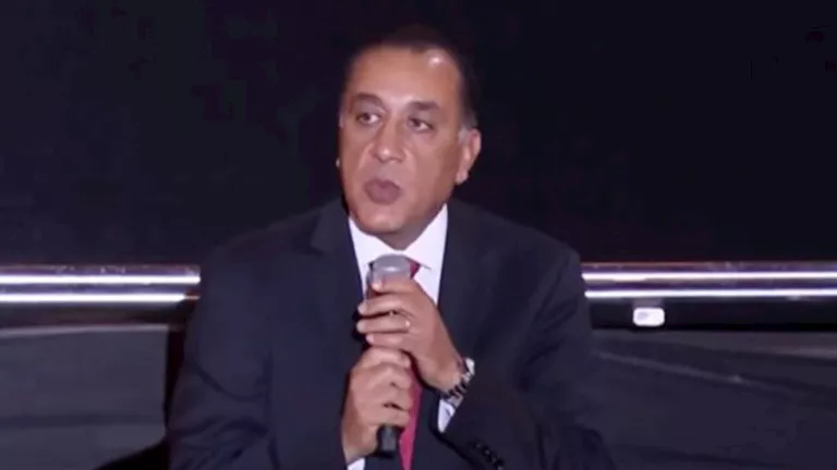 مدبولي يُشيد بنجاح طفلة مصرية في استخدام الذكاء الاصطناعي خلال جولته ب