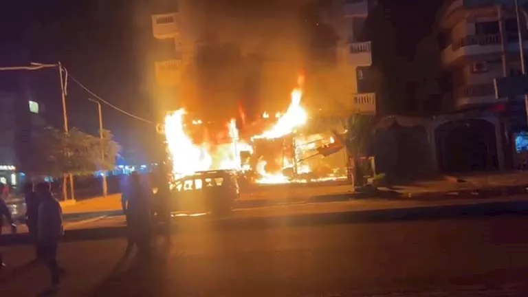 النيران تلتهم مخبزًا سياحيًا وتمتد لمحل مجاور في السويس