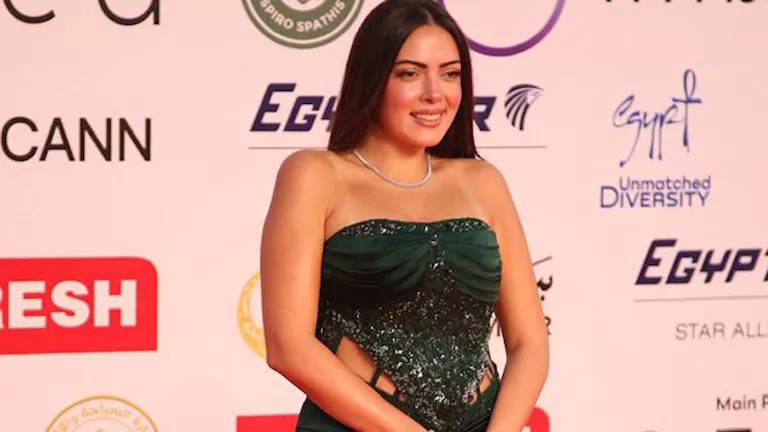 “أنيقة وجذابة”.. إطلالة مميزة لـ وئام مجدي في مهرجان القاهرة السينمائي