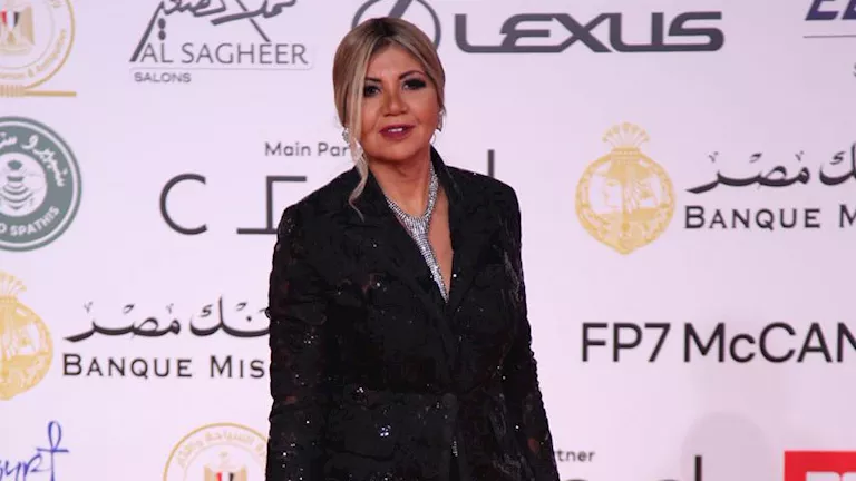 بإطلالة أنيقة بوسي شلبي تتألق في رابع أيام القاهرة السينمائي