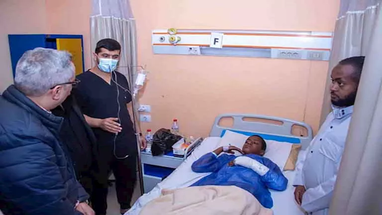 محافظ أسوان: تعويضات عاجلة لأسر ضحايا انقلاب أتوبيس رحلة الأطفال