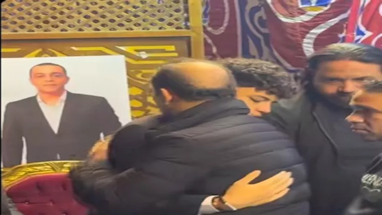 تصرف إنساني من سيد عبد الحفيظ تجاه نجل محمد صبري في عزاء والده