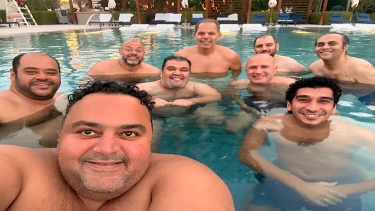 أحمد فتحي مع النجوم في حمام السباحة: “كوكبة في البيسين من مهرجان البحر