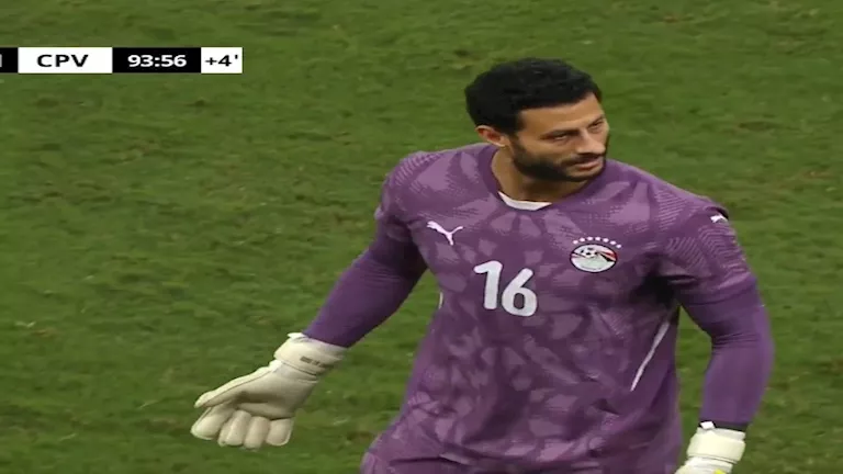 “مشادة وتهنئة”.. لقطة مثيرة للجدل في مباراة مصر وكاب فيردي بطلها الشنا