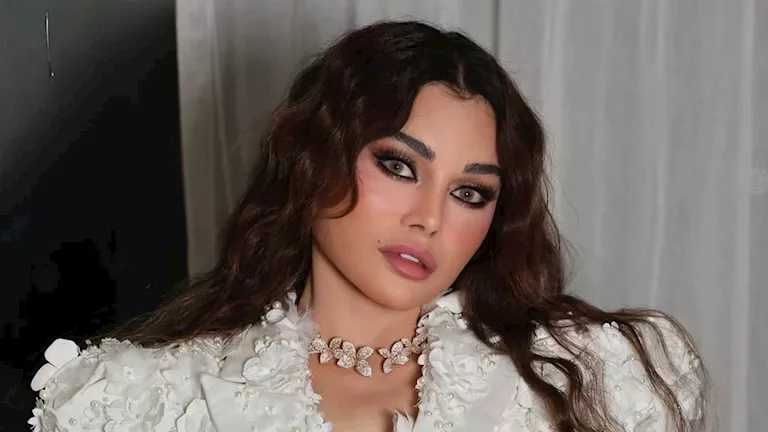 بلوك مختلف.. ما سر اختيار هيفاء وهبي اللون المارون؟