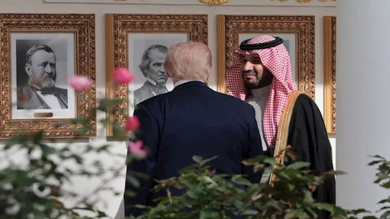 ترامب يصطحب ولي العهد السعودي في جولة بـ”ممشى المشاهير”- صور